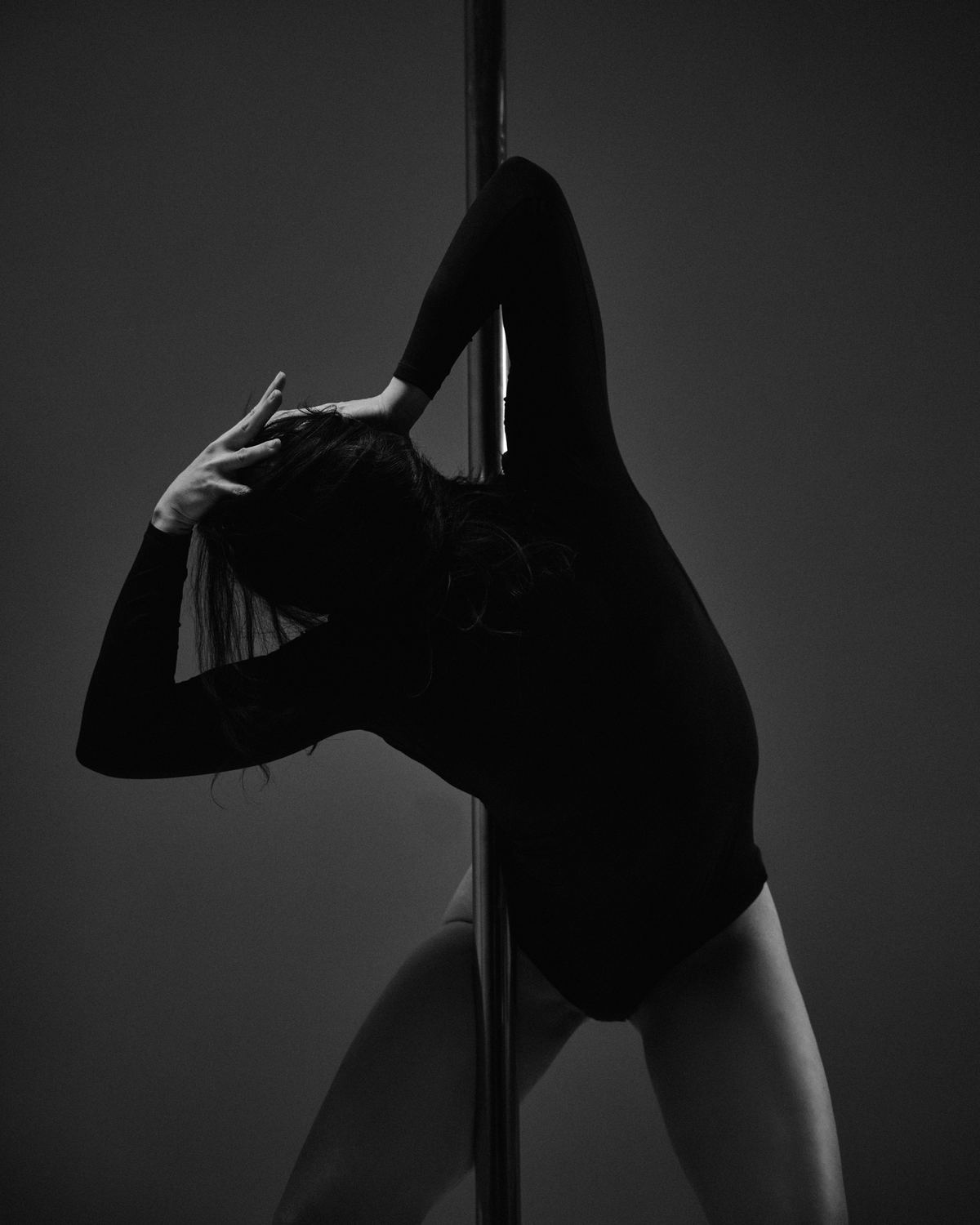 Carla Regueira in a pole backbend in Barcelona